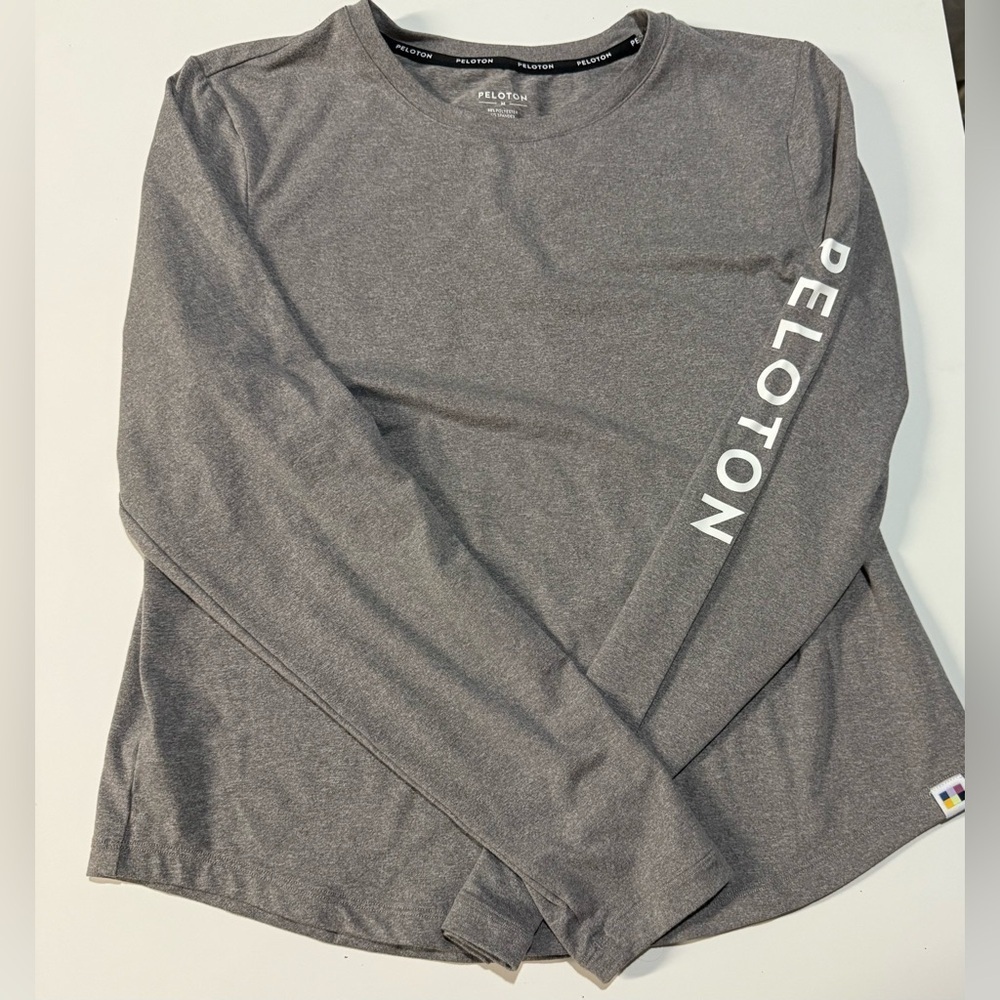 EUC Women Peloton Long Sleeve Shirt, Size M. Rounded Hem.